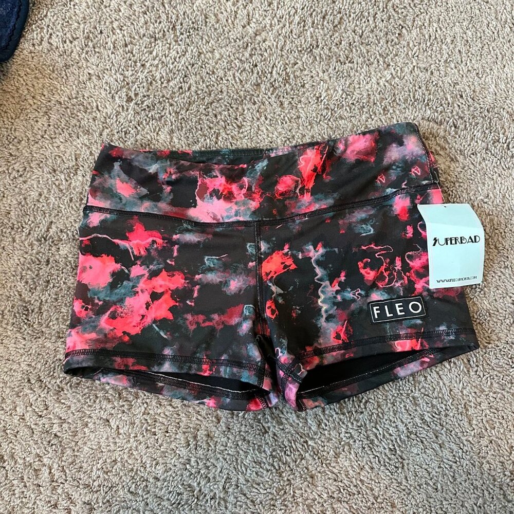 NWT Red and Black smoke/Tie Dye FLEO shorts - 3.5" inseam Size Large
